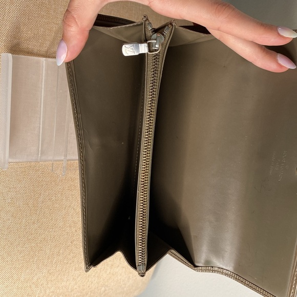 Authentic Louis Vuitton Taupe Epi Leather Sarah Wallet - Picture 8 of 10